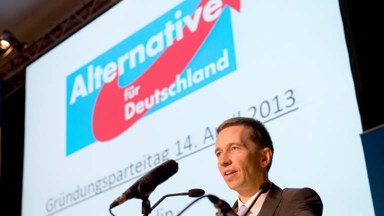 Bernd Lucke, damals Sprecher der Partei Alternative für Deutschland (AfD), spricht während des Gründungsparteitages der Partei am 14. April 2013 in Berlin zu den Mitgliedern (Foto: dpa Bildfunk, picture alliance/dpa | Marc Tirl)
