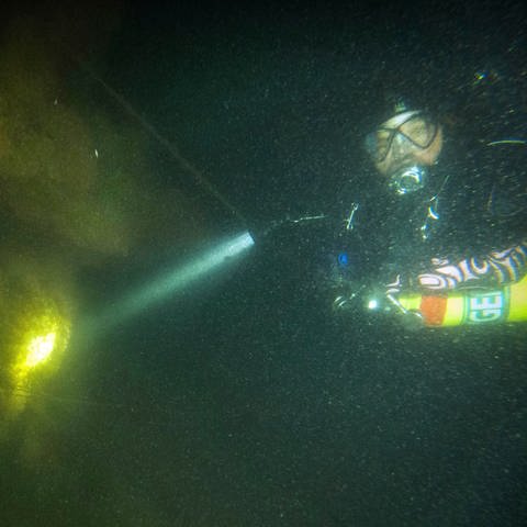 Dieses von Shoreline Diving Services zur Verfügung gestellte Foto zeigt den Taucher Steve Abbate, der einen Propeller des 92 Fuß langen Angriffs-U-Boots «Defender» inspiziert (Foto: picture-alliance / Reportdienste, picture alliance/dpa/Shoreline Diving Services/AP | Joe Mazraani)