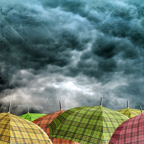 Regenschirme und dunkle Gewitterwolken: Wetter- und Klimaprognosen funktionieren zwar unterschiedlich – aber nähern sich immer mehr an. Mit welchen Tricks die Vorhersagen immer besser werden. (Foto: Colourbox)