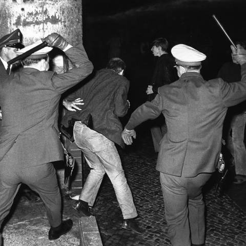 Polizisten setzen Schlagstöcke ein, um Anti-Schah-Demonstranten zurückzudrängen: Am 2. Juni 1967 kamen Schah Reza Pahlevi aus dem Iran und Kaiserin Farah während ihres Deutschlandbesuchs zu einer Opernaufführung in West-Berlin (Foto: picture-alliance / Reportdienste, picture alliance / ASSOCIATED PRESS)