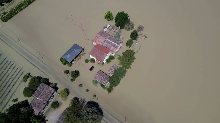 Nach den schweren Regenfällen und das daraus resultierende Hochwasser in den Dürreregionen der Emilia-Romagna stehen ganze Landstriche unter Wasser. (Foto: IMAGO, IMAGO / Bernd März)