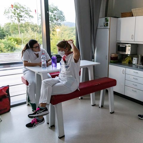 Pflegerinnen während einer Pause (Foto: picture-alliance / Reportdienste, picture alliance/dpa | Philipp von Ditfurth)