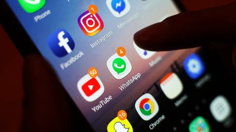 Facebook, Instagram, YouTube und WhatsApp auf einem Handy (Foto: picture-alliance / Reportdienste, picture alliance / empics | Yui Mok)