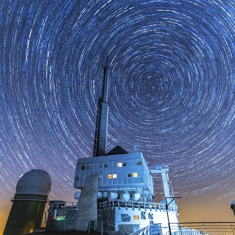 Der Pic du Midi de Bigorre liegt in den Hautes-Pyrénées. Es ist unter anderem für die Anwesenheit eines astronomischen Observatoriums und eines Fernsehsenders bekannt, die auf seinem Gipfel installiert sind. (Foto: picture-alliance / Reportdienste, picture alliance/dpa/MAXPPP | Florian Launette & Mégane Chên)