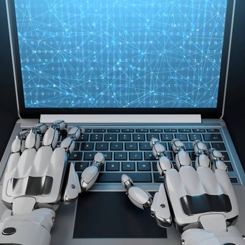 Künstliche Intelligenz-Technologie, die Illustration eines Roboters schreibt auf der Tastatur eines Laptops (Foto: IMAGO, IMAGO / Science Photo Library)