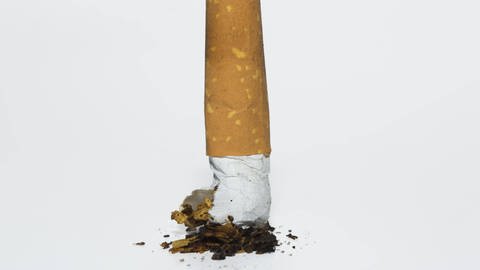 Symbolbild: Zigarette wird ausgedrückt (Foto: IMAGO, IMAGO / imagebroker)