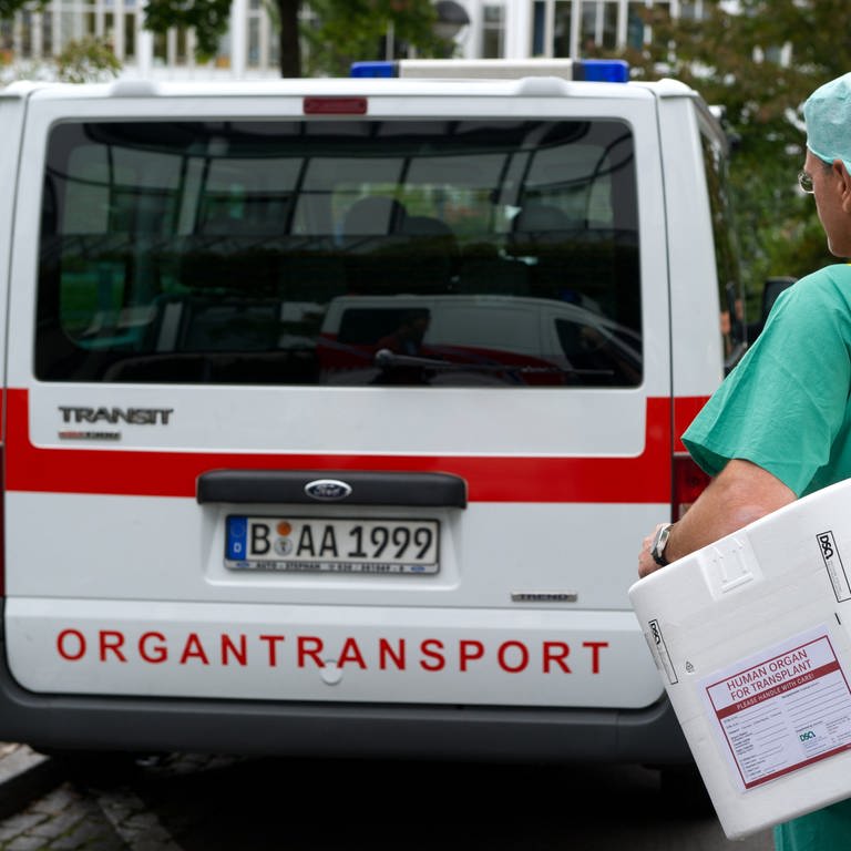 Ein Styropor-Behälter zum Transport von zur Transplantation vorgesehenen Organen wird zu einem Fahrzeug gebracht (Foto: picture-alliance / Reportdienste, picture alliance / dpa | Soeren Stache)