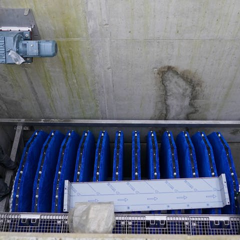 Tuchfilteranlage der 4. Reinigungsstufe wird in einem Klärwerk installiert (Foto: IMAGO, IMAGO / Marc Schüler)