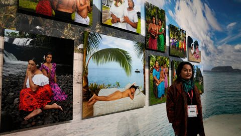 Die Künstlerin Yuki Kihara 2022 neben ihrer Installation "Paradise Camp" im neuseeländischen Pavillon während der 59. Biennale der Künste in Venedig (Foto: picture-alliance / Reportdienste,  picture alliance / ASSOCIATED PRESS)