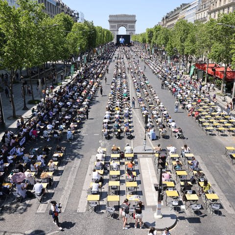 „Das große Diktat“ auf den Champs-Élysées (Foto: picture-alliance / Reportdienste, picture alliance/dpa/MAXPPP | Lp/Olivier Lejeune)