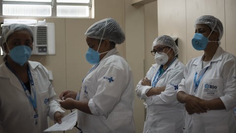 Pflegekräfte in Rio de Janeiro - Brasilien (Foto: picture-alliance / Reportdienste, picture alliance / AA | Fabio Teixeira)