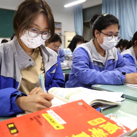 Chinesische Schüler (Foto: IMAGO, IMAGO / NurPhoto)