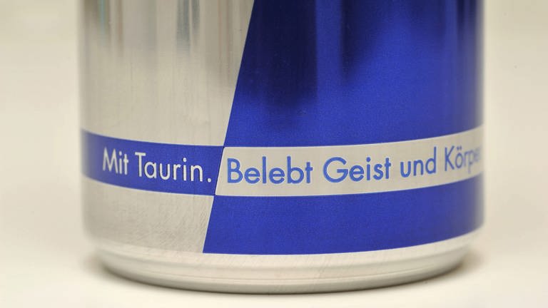 Schriftzug "Mit Taurin" an einer Getränkedose (Foto: picture-alliance / Reportdienste, picture alliance / Romain Fellens | Romain Fellens)