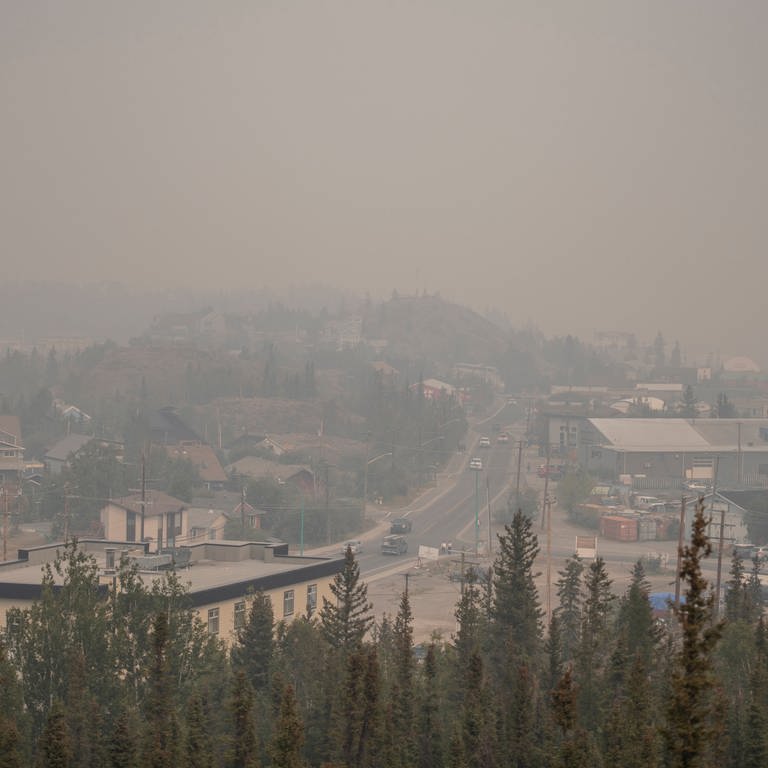 Starker Rauch von nahe gelegenen Waldbränden füllt den Himmel in Yellowknife. (Foto: picture-alliance / Reportdienste, picture alliance/dpa/Canadian Press via ZUMA Press | Angela Gzowski)