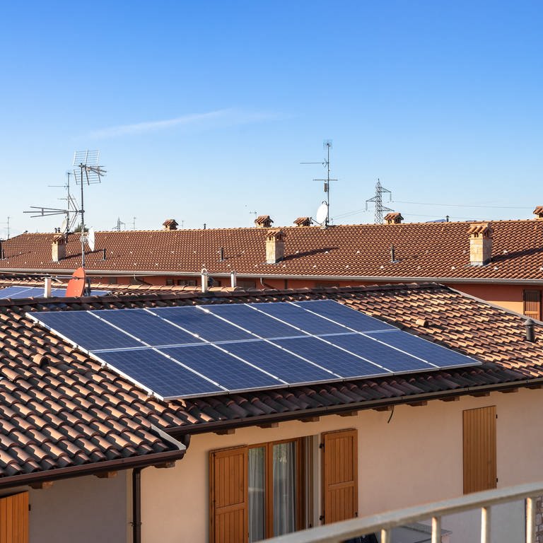 Solarzellen auf einem italienischen Häuser-Dach (Foto: IMAGO, IMAGO / Panthermedia)