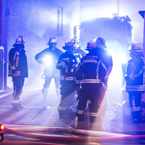 Feuerwehrleute bekämpfen einen Brand in einem Recycling-Betrieb für Batterien in Offenbach.  (Foto: picture-alliance / Reportdienste, picture alliance/dpa | Boris Roessler)