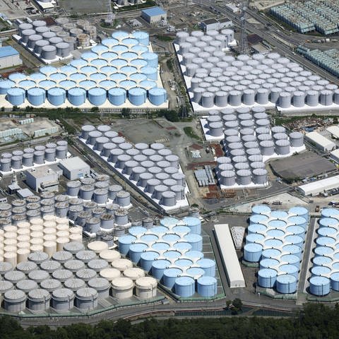 Luftaufnahme zeigt Tanks im lahmgelegten Kernkraftwerk Fukushima, in denen aufbereitetes radioaktives Wasser gelagert wird.  (Foto: IMAGO, IMAGO / Kyodo News)