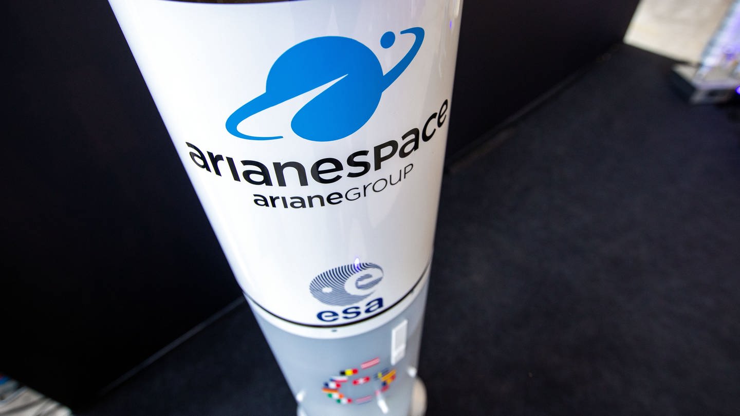 Modell der europäischen Trägerrakete Ariane 6. 2014 hatte die europäische Raumfahrtagentur ESA den Bau der neuen Rakete beschlossen. Sie soll flexibler und billiger sein als ihre Vorgänger. Doch das Projekt steckt in der Krise. Der für 2020 geplante Erststart musste mehrmals verschoben werden, die Kosten sind gestiegen. (Foto: picture-alliance / Reportdienste, picture alliance/dpa/dpa-Zentralbild | Jens Büttner)