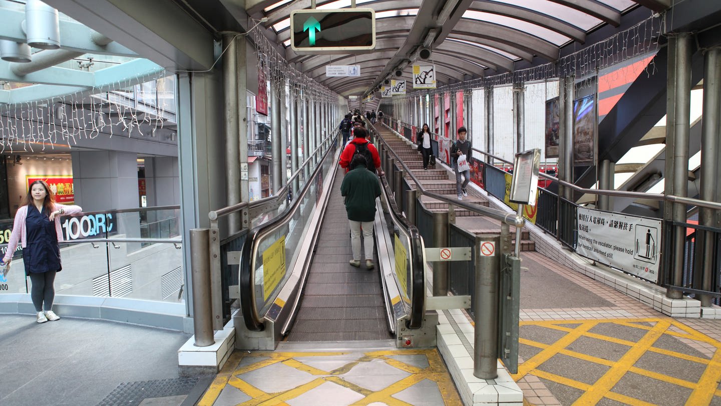 Hongkong: Die Central-Mid-Levels Escalator (Central Escalator) ist mit ueber 800 Meter die längste überdachte Rolltreppenstrasse der Welt (Foto: picture-alliance / Reportdienste, picture alliance / | Lajos-Eric Balogh)