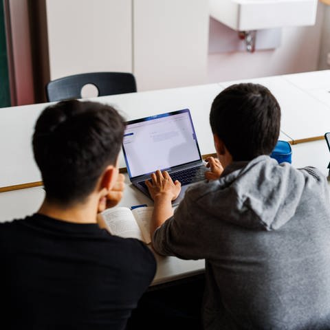 Schüler eines Gymnasiums sitzen vor einem Laptop und benutzen ein KI-Tool. (Foto: picture-alliance / Reportdienste, picture alliance/dpa | Philipp von Ditfurth)
