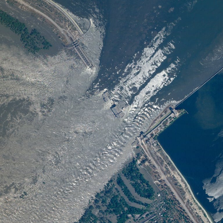 Satellitenaufnahmen des Kachowka-Staudamms in der Ukraine (Foto: picture-alliance / Reportdienste, picture alliance / ASSOCIATED PRESS | Uncredited)