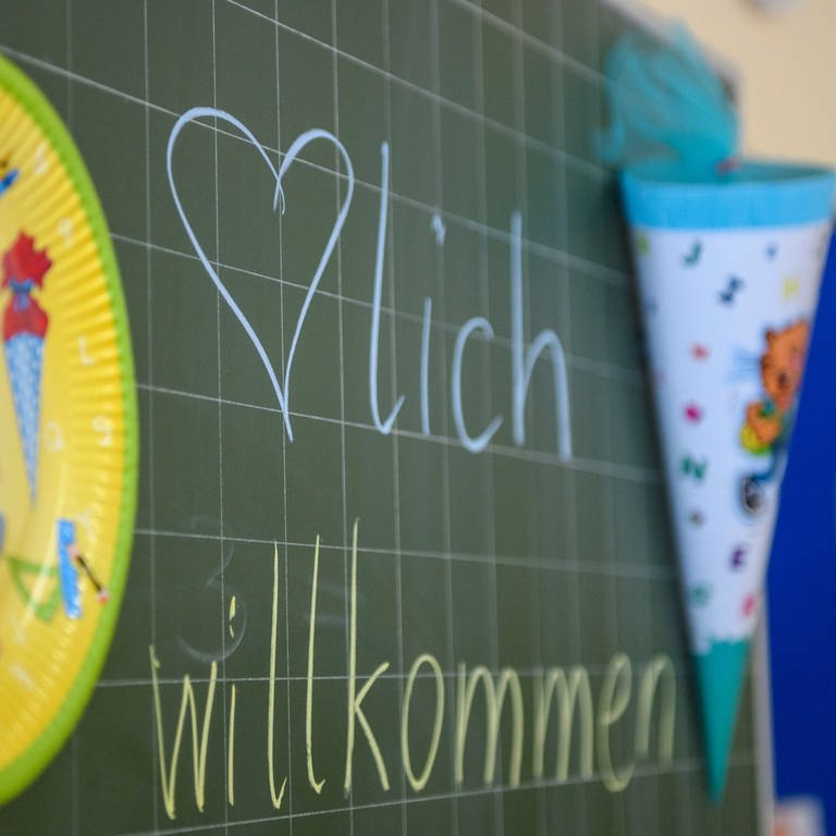 An der Tafel im Klassenzimmer steht Herzlich Willkommen. (Foto: picture-alliance / Reportdienste, picture alliance / Kirchner-Media | Christopher Neundorf)