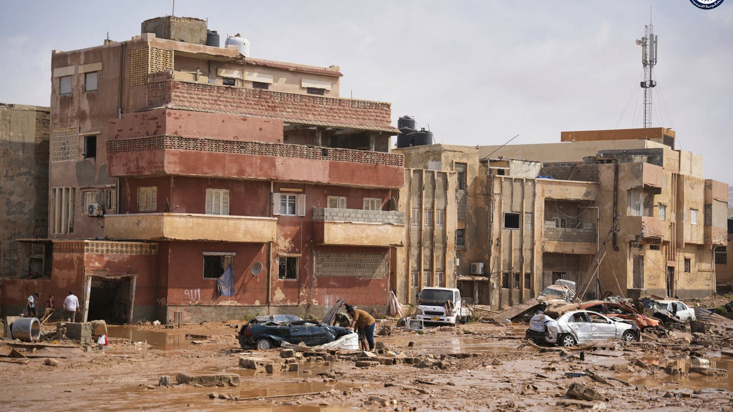 Auf diesem Bild liegen Autos und Trümmer in einer Straße in Darna, Libyen (Foto: picture-alliance / Reportdienste, picture alliance/dpa/Libysche Regierung via AP | -)