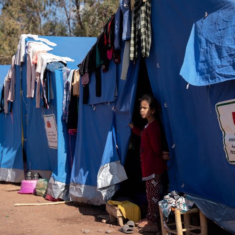 Marokko: Ein Mädchen steht vor einem Zelt, als vorübergehendes Zuhause, da sie bei dem Erdbeben ihr Zuhause verloren hat.  (Foto: IMAGO, IMAGO / ZUMA Wire)