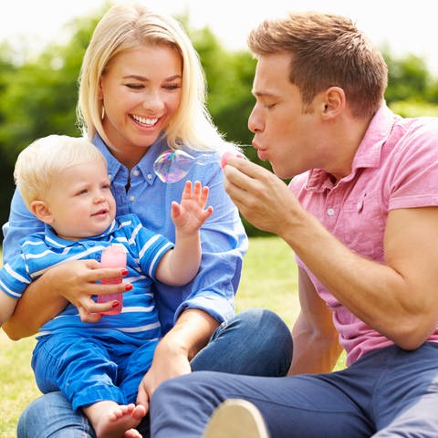 Symbolbild für eine glückliche Familie (Foto: IMAGO, IMAGO / Shotshop)