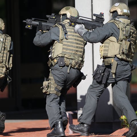Polizisten der Antiterroreinheit der GSG 9 stürmen am Freitag (14.09.2012) in Bonn während einer Vorführung das ehemalige Kanzleramt (Foto: picture-alliance / Reportdienste, picture alliance / dpa | Oliver Berg)