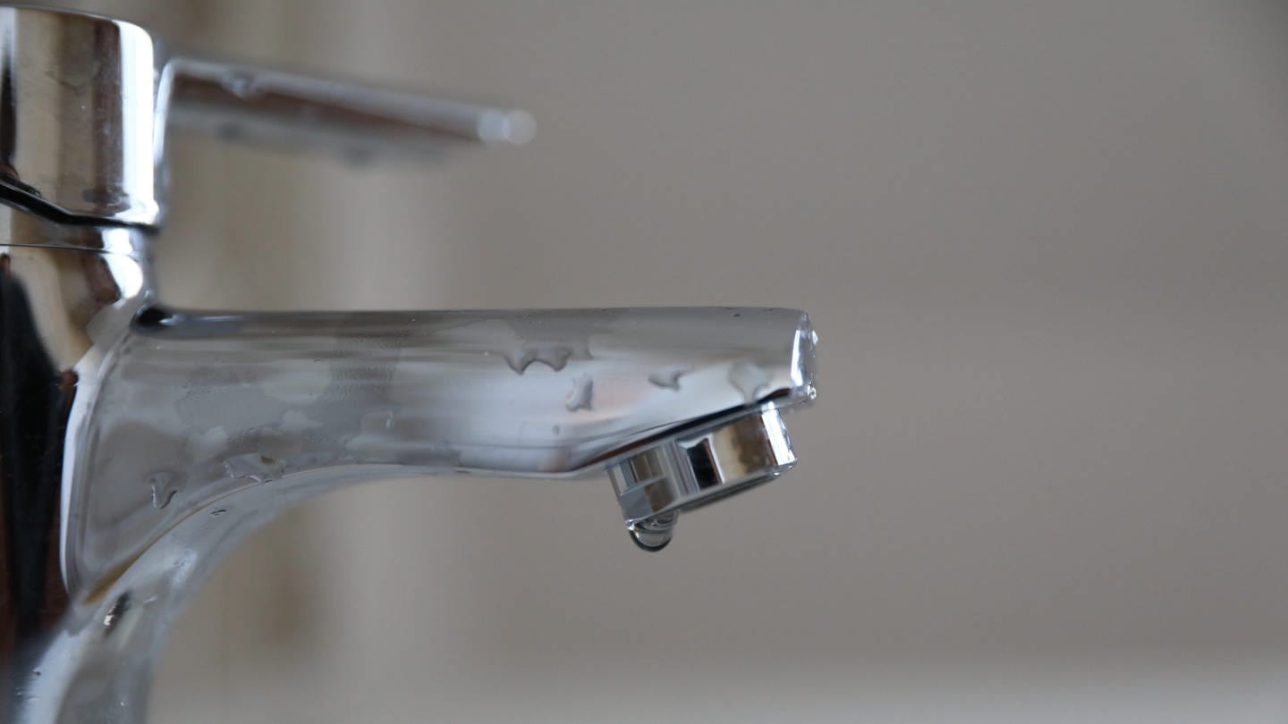 Ein Wassertropfen tropft aus einem Wasserhahn. (Foto: picture-alliance / Reportdienste, picture alliance/dpa/MAXPPP | Lionel Le Saux)