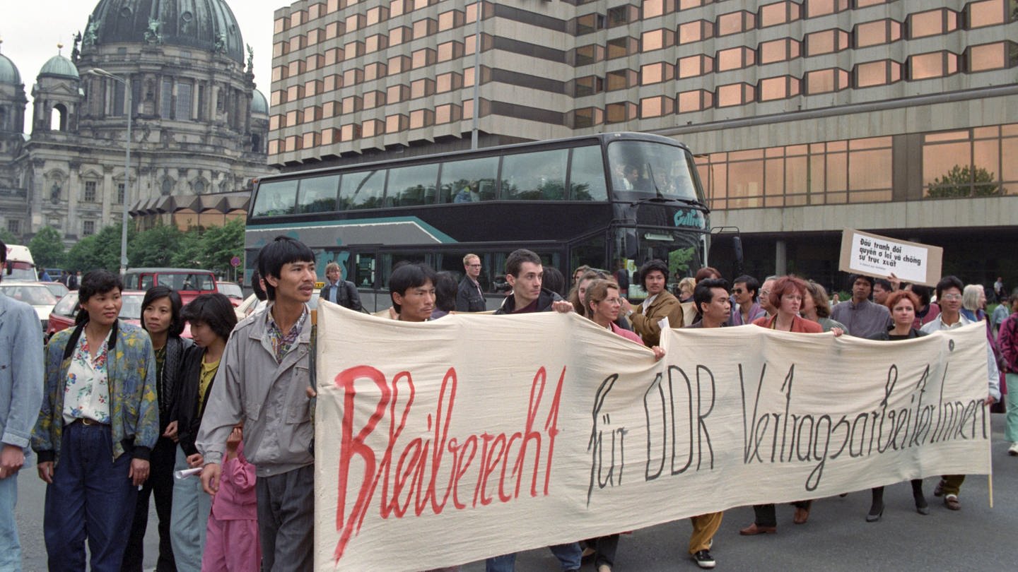 Gegen die Abschiebung von ehemaligen DDR-Vertragsarbeitern richtete sich eine Demonstration am 11.6.1992 in Berlin. Zu der Kundgebung, zu der die PDS und Bündnis 90 aufgerufen hatten, waren jedoch nur rund 100 Ausländer, die meisten davon Vietnamesen, gekommen. (Foto: picture-alliance / Reportdienste, picture alliance / ZB | Peer Grimm)