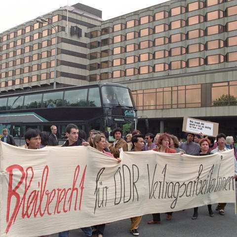 Gegen die Abschiebung von ehemaligen DDR-Vertragsarbeitern richtete sich eine Demonstration am 11.6.1992 in Berlin. Zu der Kundgebung, zu der die PDS und Bündnis 90 aufgerufen hatten, waren jedoch nur rund 100 Ausländer, die meisten davon Vietnamesen, gekommen. (Foto: picture-alliance / Reportdienste, picture alliance / ZB | Peer Grimm)