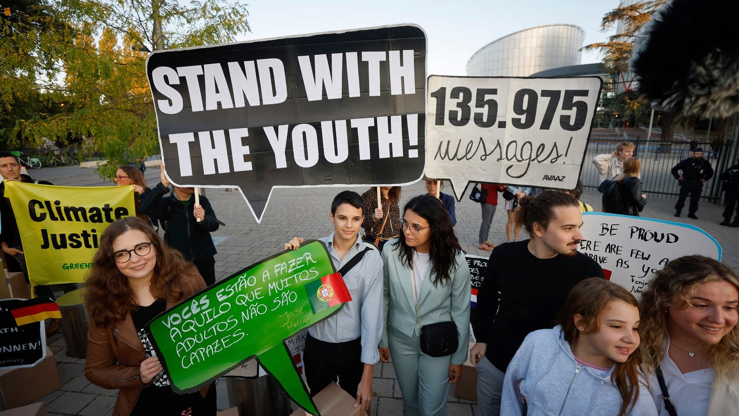 Sechs Jugendliche aus Portugal protestieren vor dem Europäischen Gerichtshof für Menschenrechte. (Foto: picture-alliance / Reportdienste, picture alliance/dpa/AP | Jean-Francois Badias)