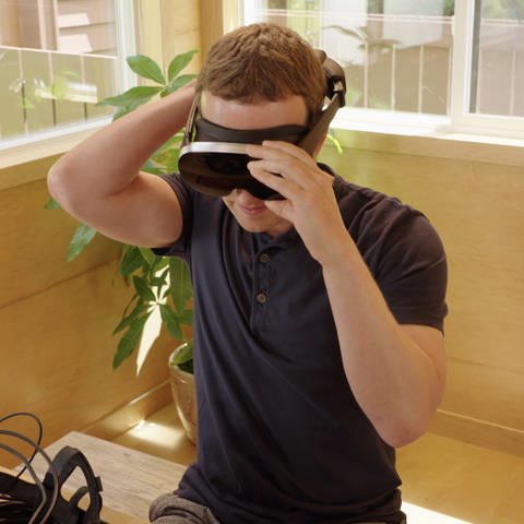 Mark Zuckerberg testet einen Prototyp der neuen VR-Brille «Holocake 2»  (Foto: picture-alliance / Reportdienste, picture alliance/dpa/Meta | -)