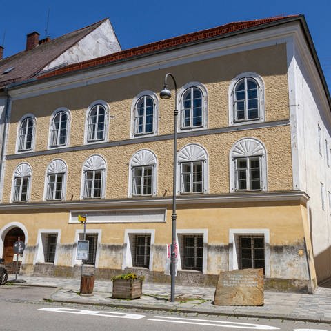 Hitlerhaus mit Gedenkstein, Geburtshaus von Adolf Hitler in Braunau am Inn OÖ (Foto: IMAGO, IMAGO / CHROMORANGE)