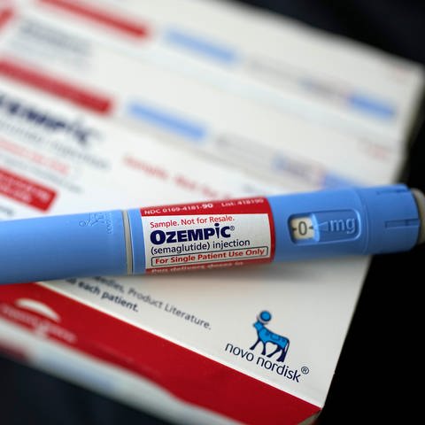 Eine Spritze des Diabetesmedikaments Ozempic liegt auf Medikamentenschachtel. (Foto: picture-alliance / Reportdienste, picture alliance / ASSOCIATED PRESS | David J. Phillip)