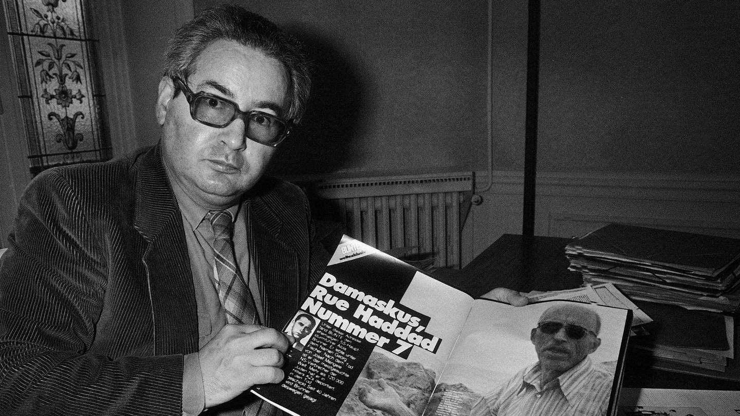 Der Rechtsanwalt, Historiker und Nazi-Jäger Serge Klarsfeld zeigt auf einer Pressekonferenz in Paris am 31. Oktober 1985 die Ausgabe der Zeitschrift 