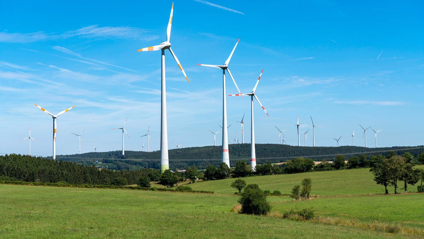 Windpark: mehrere Windräder in Reinland-Pfalz. (Foto: IMAGO, IMAGO / Jochen Tack)