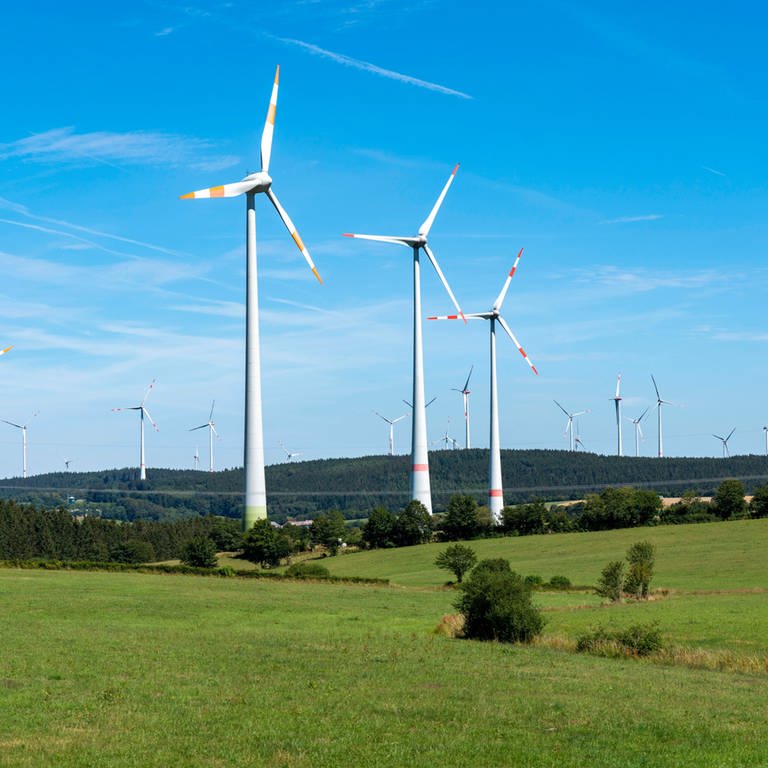 Windpark: mehrere Windräder in Reinland-Pfalz.  (Foto: IMAGO, IMAGO / Jochen Tack)