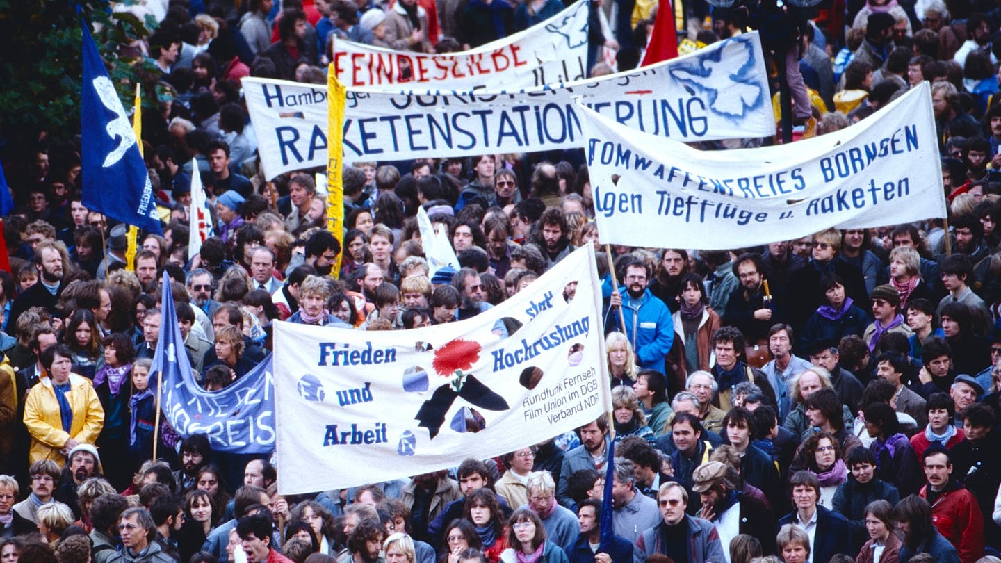 Demonstration für den Frieden, Antikriegs- und Friedensbewegung gegen die Stationierung von Mittelstreckenraketen, größte politische Kundgebung in Hamburg und Bremerhaven im Oktober 1983. Was kaum einer ahnte: Die Geheimdienste der DDR und Sowjetunion beeinflussten die Friedensbewegung. (Foto: IMAGO, IMAGO / United Archives)