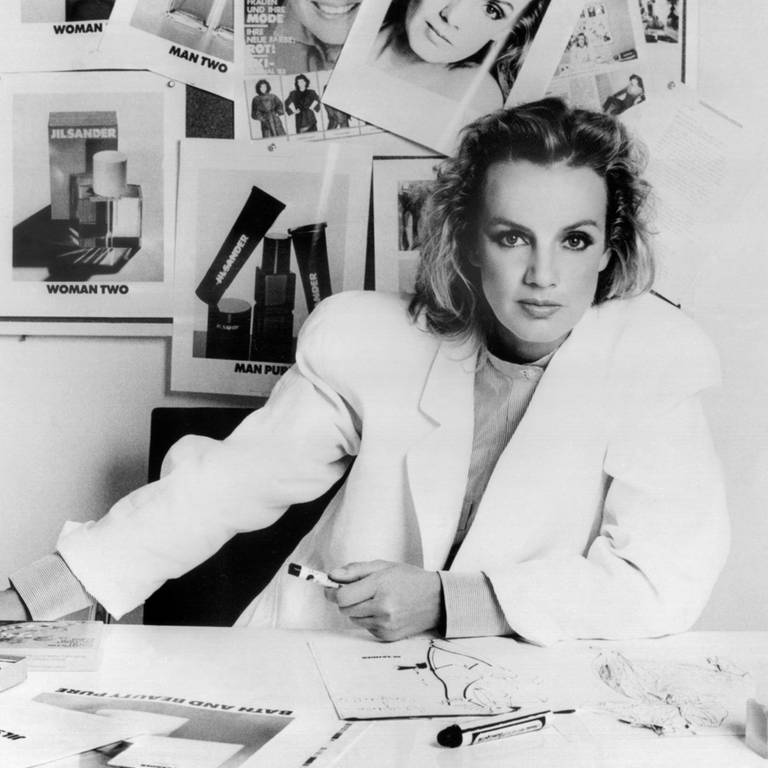 Modeschöpferin Jil Sander posiert 1983 in ihrem Büro für die Fotografen (Foto: dpa Bildfunk, picture-alliance/ dpa | handout)