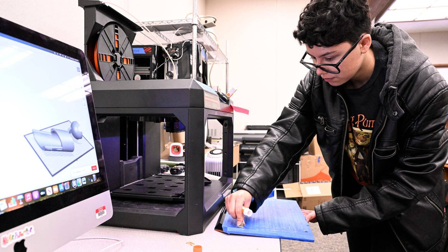 Ein Jugendlicher arbeitet an einen 3D-Drucker. (Foto: IMAGO, IMAGO / USA TODAY Network)