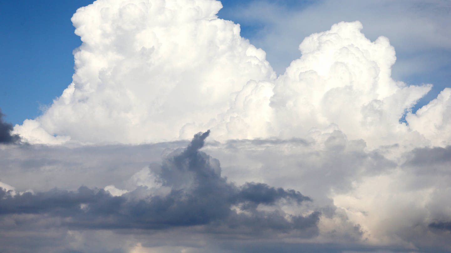 Wolkenhimmel über Iffezheim (Baden-Württemberg). Atmosphärenforscherin Mira Pöhlker und weitere Forschende versuchen herauszufinden, wie Wolken genau entstehen. (Foto: IMAGO, /Frank Sorge)
