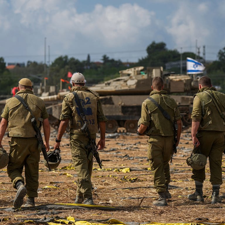 Israelische Soldaten versammeln sich nahe der Grenze zum Gazastreifen. (Foto: picture-alliance / Reportdienste, picture alliance/dpa/AP | Tsafrir Abayov)