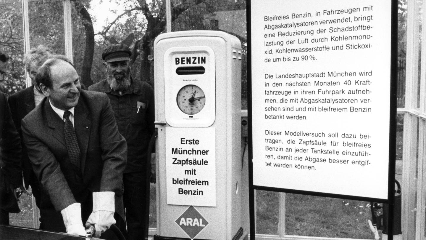 Die erste deutsche Zapfsäule für bleifreies Benzin nimmt am 05.05.1983 in München Oberbürgermeister Erich Kiesl in Betrieb. (Foto: picture-alliance / Reportdienste, picture-alliance/ dpa | Frank Leonhardt)