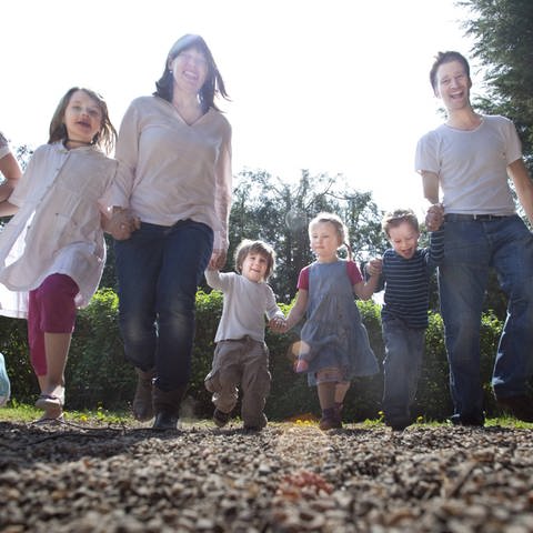 Eine Familie mit fünf Kindern beim Spaziergang. (Foto: IMAGO, IMAGO / photothek)