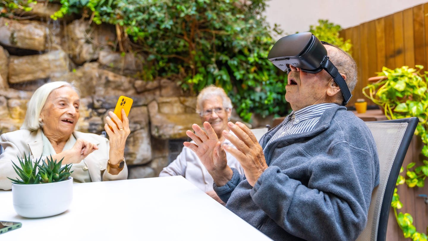 Älterer Mann mit Virtual Reality Brille im Garten eines Pflegeheims. (Foto: IMAGO, /imagebroker)