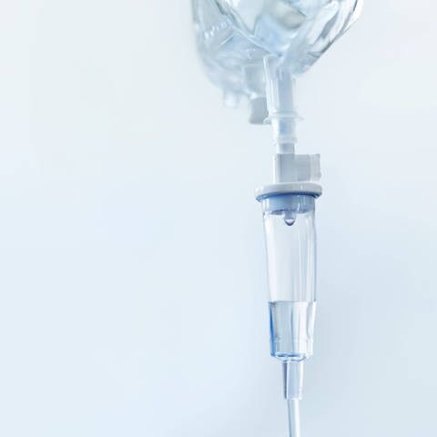Symbolbild: Gentherapie mittels einer Infusion (Foto: IMAGO, IMAGO / Science Photo Library)