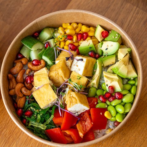 Poke Bowl Vegan mit gebratenem Tofu, frischem Gemüse wie Gurken und Paprika mit Reis und Avocado (Foto: IMAGO, IMAGO / Bihlmayerfotografie)